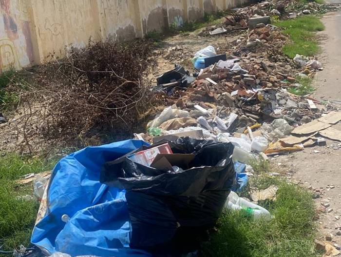 Via pública limpa no sábado já está cheia de lixo e entullho na Vila Mocó