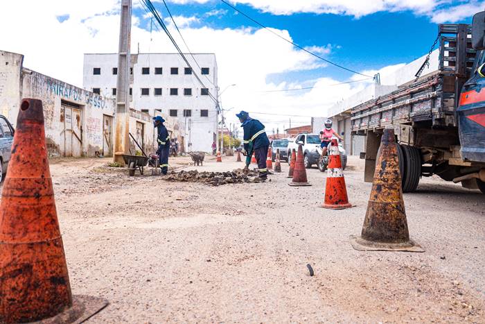 Juazeiro: Prefeitura avança com tapa buracos em vias prejudicadas pelas chuvas