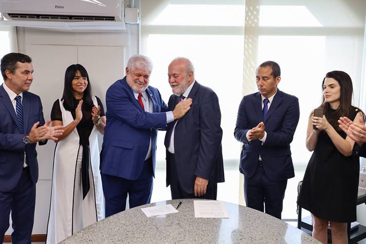 Ex-deputado Paulo Rangel toma posse como novo conselheiro do TCM-BA