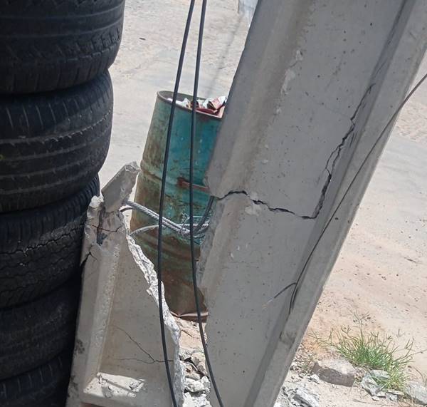 Poste atingido por caminhão no Jardim Amazonas tira sono de moradores