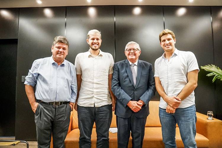 Prefeitos de Sertânia e do Recife discutem gestão pública e estratégias de desenvolvimento