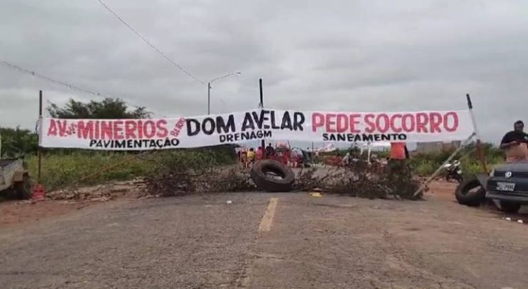 Após 24h, moradores da Zona Norte de Petrolina mantêm protesto na Perimetral
