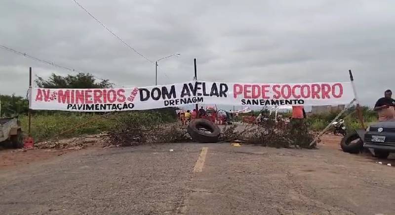 Após 24h, moradores da Zona Norte de Petrolina mantêm protesto na Perimetral