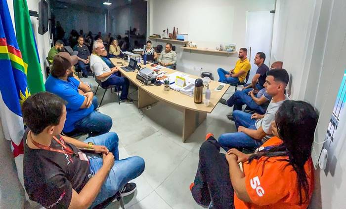 Reunião em Araripina discute fios de internet e telefonia nos postes