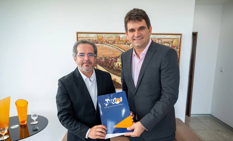 Presidente da Amupe entrega no TCE-PE pauta dos municípios para 2024