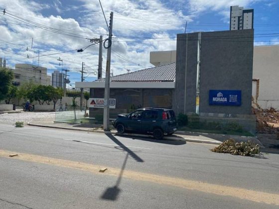 Carro bate em poste próximo a subida da Ponte Presidente Dutra em Petrolina