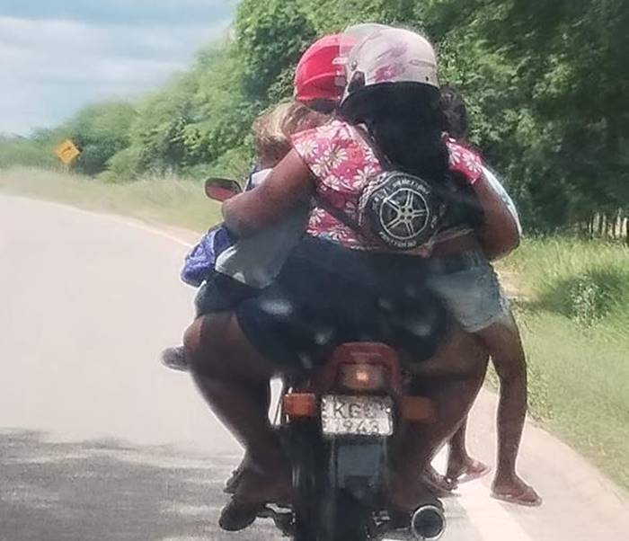 Moto transportando seis pessoas é flagrada na estrada das Pedrinhas em Petrolina