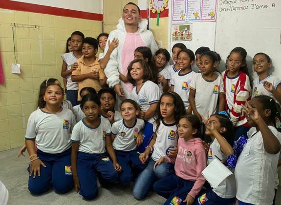 Cantor João Gomes doa ovos de Páscoa para estudantes de Petrolina