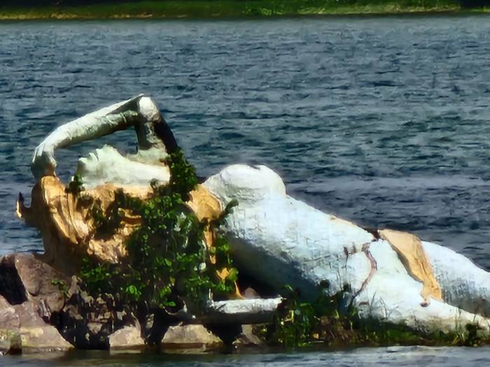 Vândalos ateiam fogo em estátua da Mãe D’água no Rio São Francisco