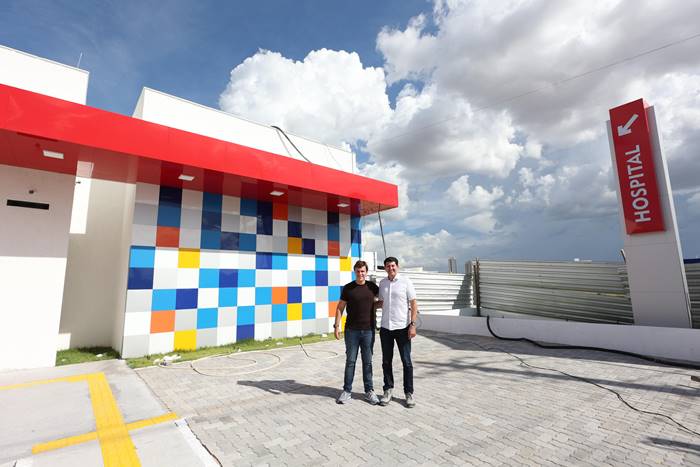 Acompanhado de Miguel, Simão Durando vistoria detalhes finais de obras do Hospital Municipal