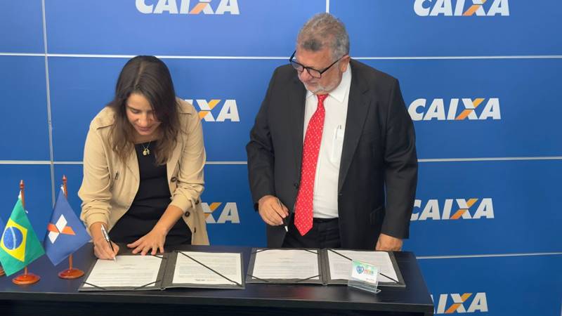 Raquel Lyra assina contrato com a Caixa e recebe 1º cartão do ”Mães de Pernambuco’