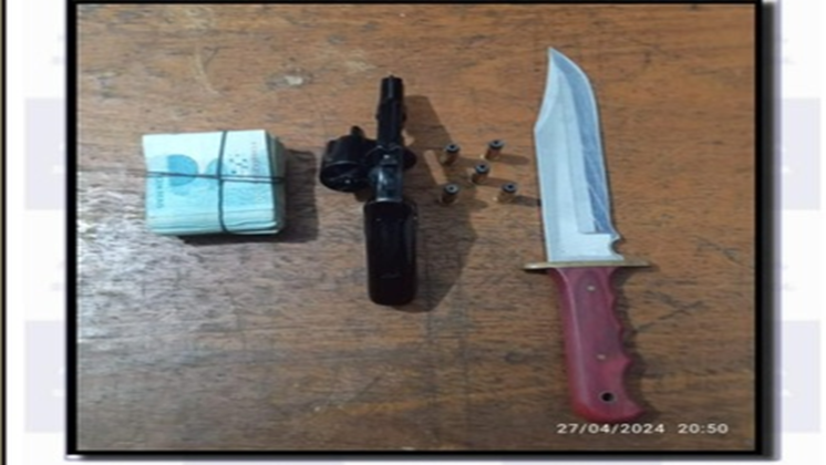 Operação policial em Petrolina resulta na apreensão de arma de fogo, arma branca e dinheiro