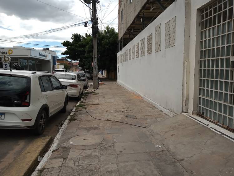 Fios de telefonia soltos na Souza Filho geram sustos e reclamações