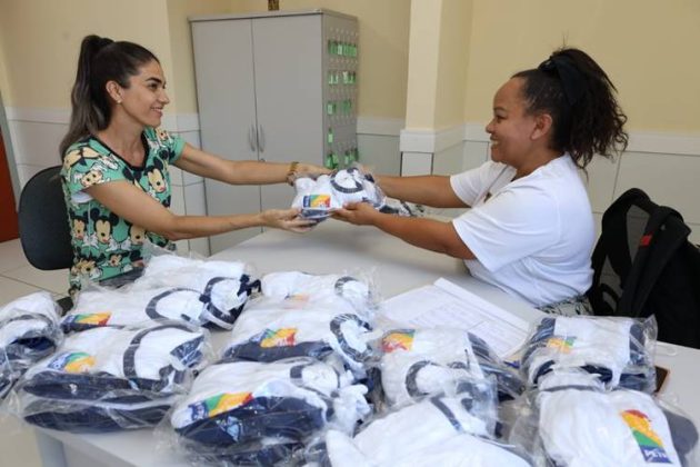 Kits de fardamento são entregues a pais de alunos da Rede Municipal de Petrolina
