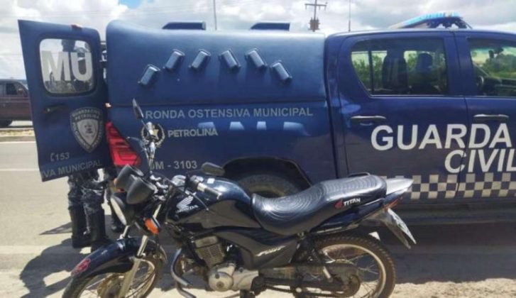 Guarda Civil Municipal de Petrolina (PE) recupera moto furtada no bairro Cosme e Damião