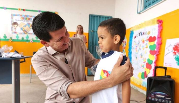 Simão Durando entrega novos fardamentos escolares em Petrolina (PE)