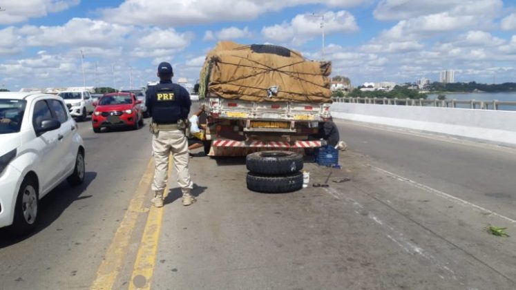 Caminhão permanece quebrado na Ponte Presidente Dutra e trânsito intenso no local