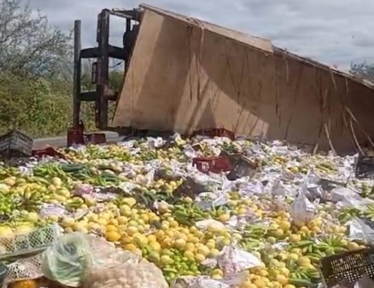 Carreta carregada de frutas e verduras tomba próximo a Pau Ferro