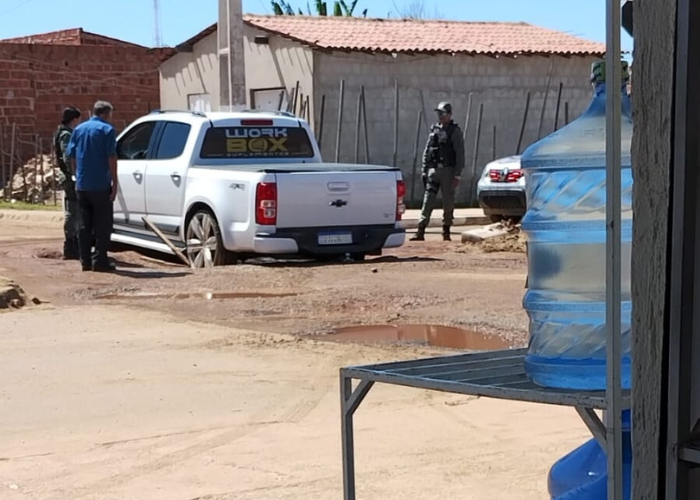 Buracos deixados por obra da Compesa no Casimiro 1 continuam a causar transtornos