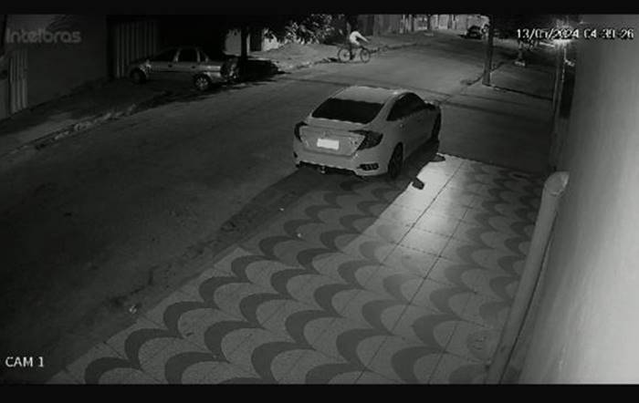 Câmeras de segurança flagram ladrão furtando bicicleta no bairro José e Maria
