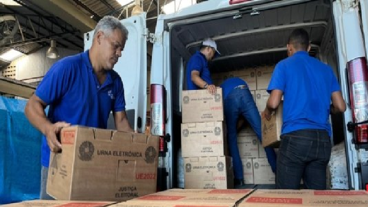 TRE-PE começa a distribuir novas urnas eletrônicas para o interior do Estado