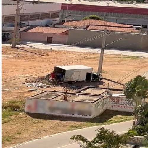 Moradores flagram funcionários de empresa despejando entulhos na Orla 2 — Blog Edenevaldo Alves