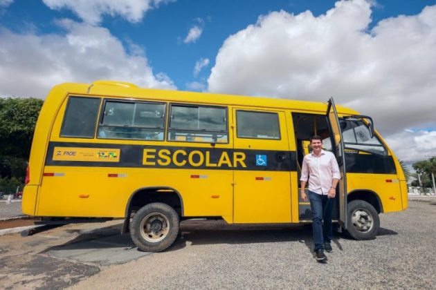 Prefeito Simão anuncia aquisição inédita de ônibus escolares com ar-condicionado