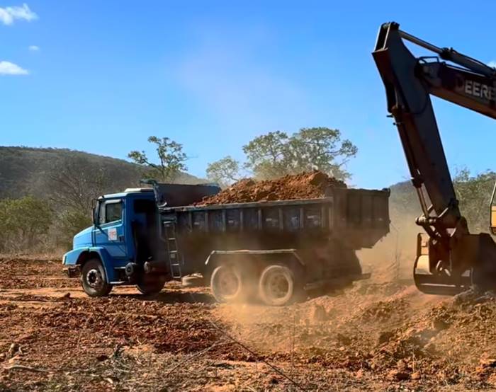 Coluna da Folha: Máquinas públicas na terra privada