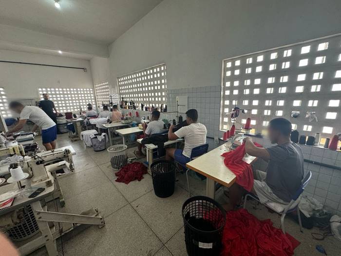 Fábrica têxtil em presídio do Agreste gera trabalho para detentos