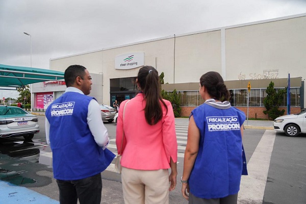 Petrolina (PE): PRODECON orienta lojistas sobre fixação de preços nos produtos expostos