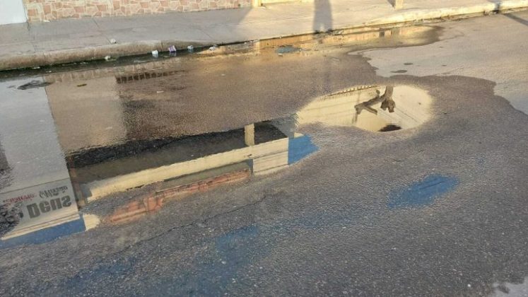 Morador pede providências para vazamento de água limpa na Av. dos Minérios, bairro Dom Avelar