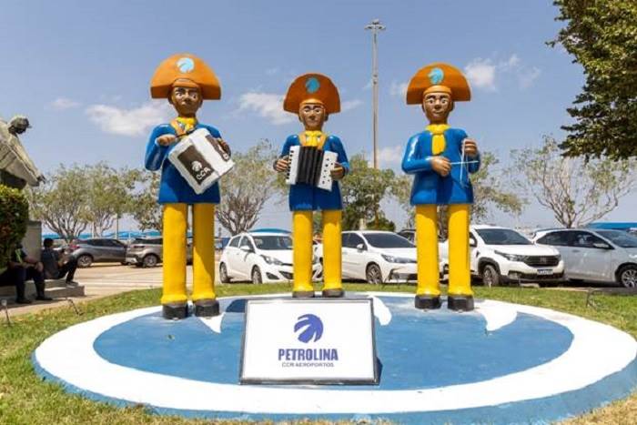 Escultura de trio forrozeiro é instalada no Aeroporto de Petrolina