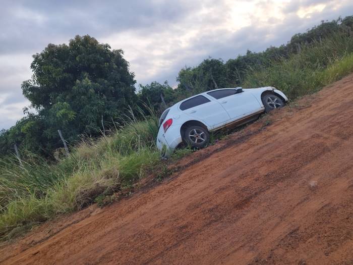 Veículo é encontrado abandonado em estrada de Maniçoba