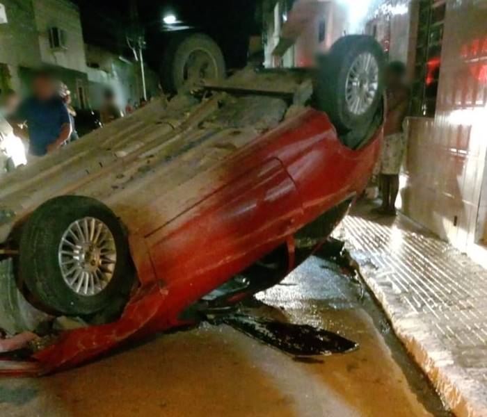 Carro capota em rua do Centro de Juazeiro e quase atropela crianças