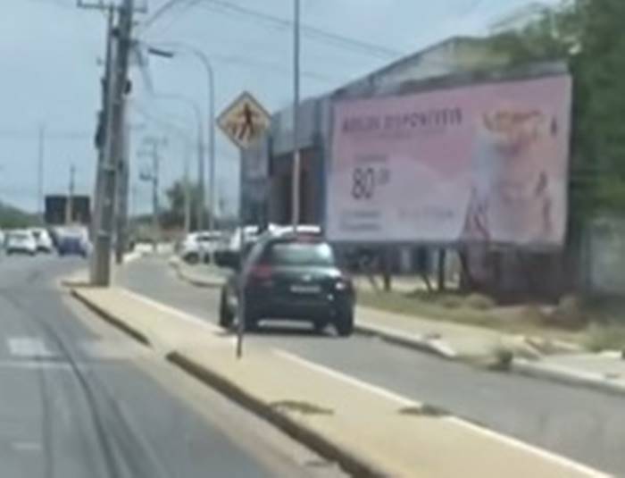 Motorista é flagrado trafegando com carro em ciclovia em Petrolina
