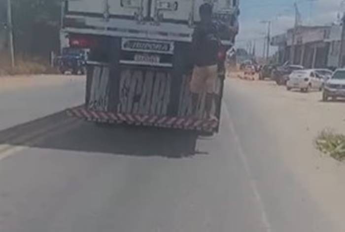 Aventura perigosa: Homem é flagrado ‘pongando’ em caminhão na Honorato Viana