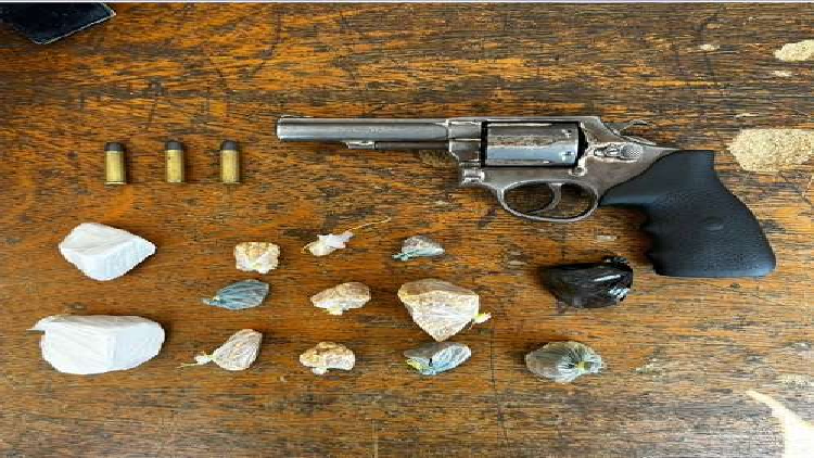 PM de Petrolina prende homem com arma e drogas no bairro Vila Vitória