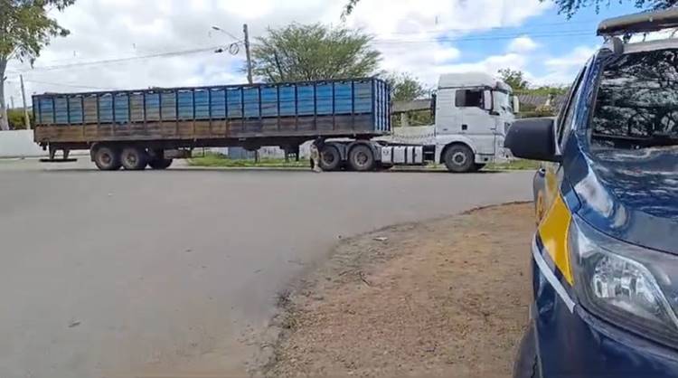 Semirreboque adulterado é retido em Arcoverde