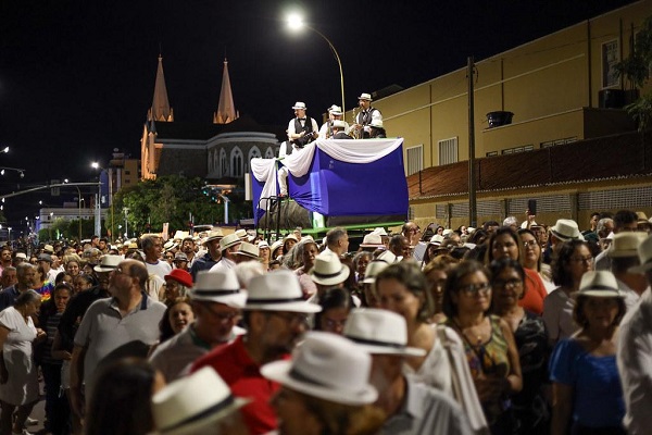 Serenata marca comemoração dos 129 anos de Petrolina
