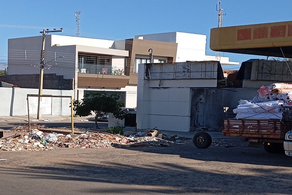 Morador denuncia posto desativado sendo usado para descarte de lixo em Petrolina (PE)