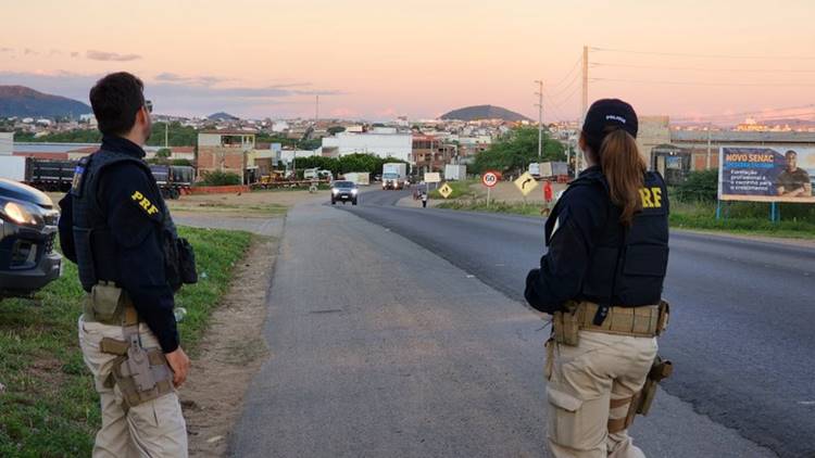 Carga irregular de farinha de trigo é retida pela PRF em Floresta