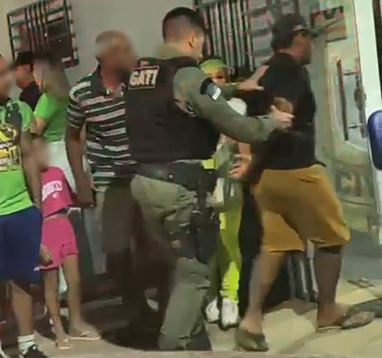 Homem é preso após tentar esfaquear prefeita de Trindade