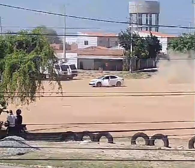 Motorista descontrolado invade campo de futebol do José e Maria