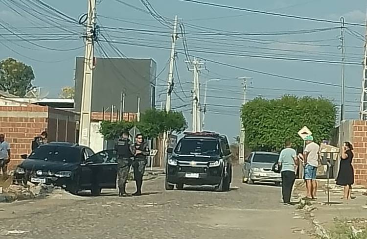 Homem tem carro crivado de balas no Vale Dourado, em Petrolina