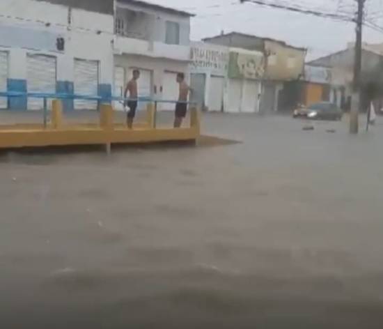 Temporal alaga área urbana de Remanso