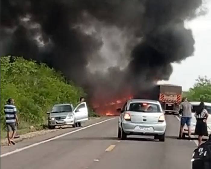 Colisão entre carretas deixa um morto em Petrolândia