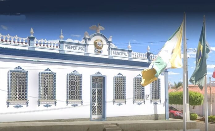 Ex-prefeito de Curaçá (BA) exonera servidores temporários três dias após renovação de contratos, denuncia atual gestor