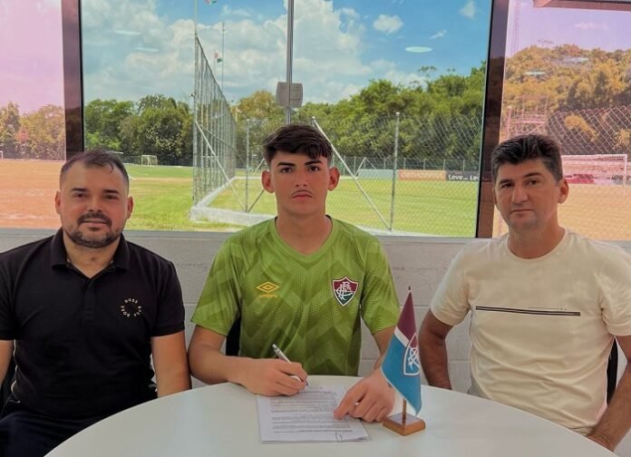 Jovem petrolinense assina contrato com Fluminense do Rio de Janeiro