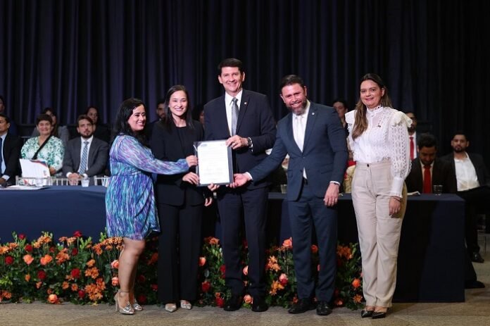 Simão lança linha de crédito para jovens advogados durante posse da diretoria da OAB Petrolina