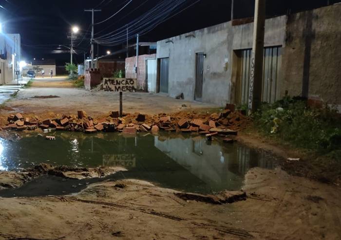 Em tom de desabafo, moradores do Dom Avelar alertam sobre esgoto estourado